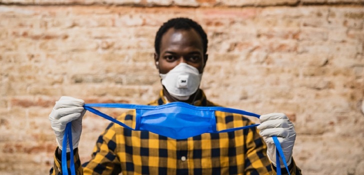 Los manteros también luchan contra el Covid-19 Los manteros también luchan contra el Covid-19